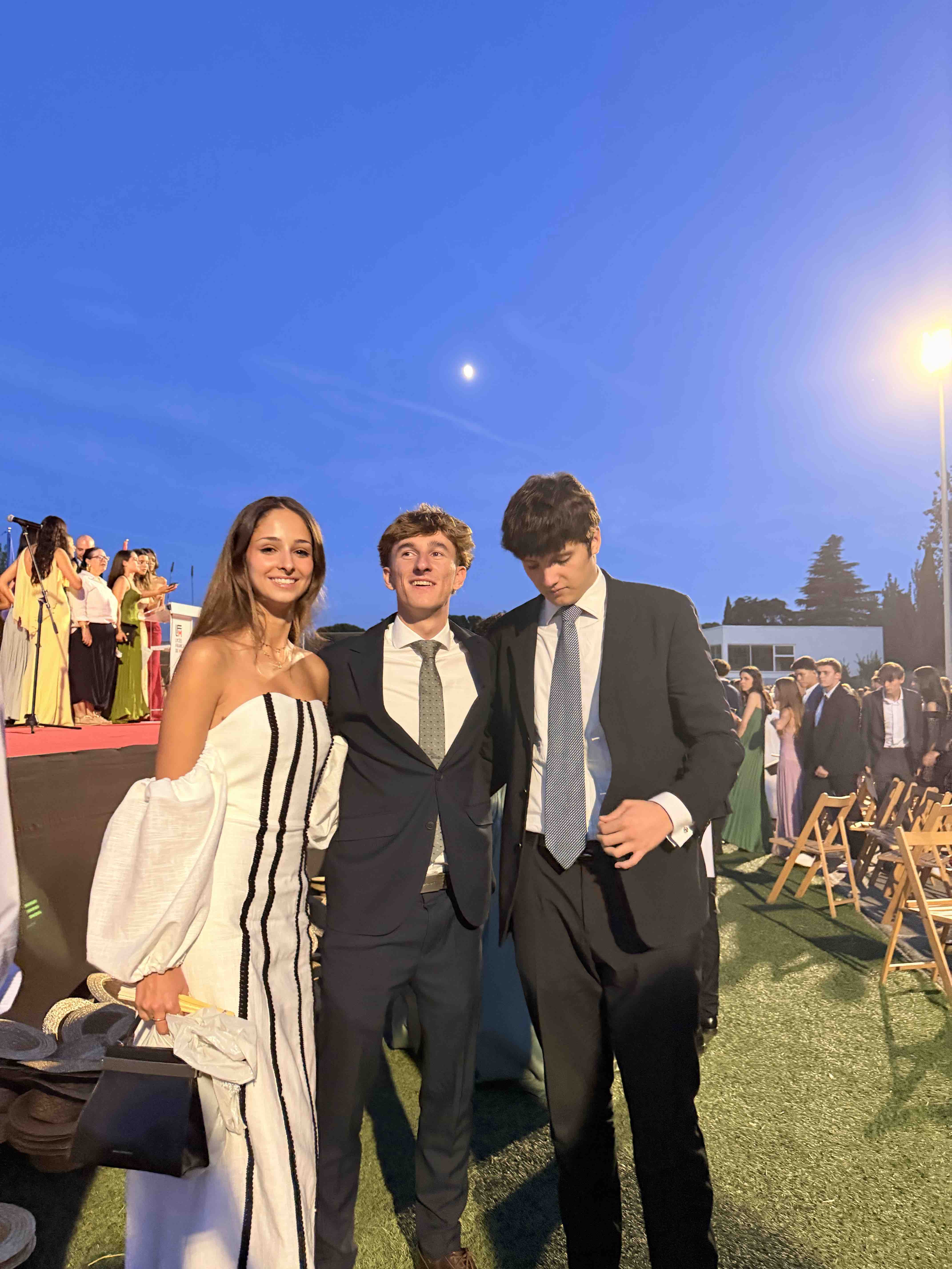 Alquiler vestido blanco con rayas negras | Jointy