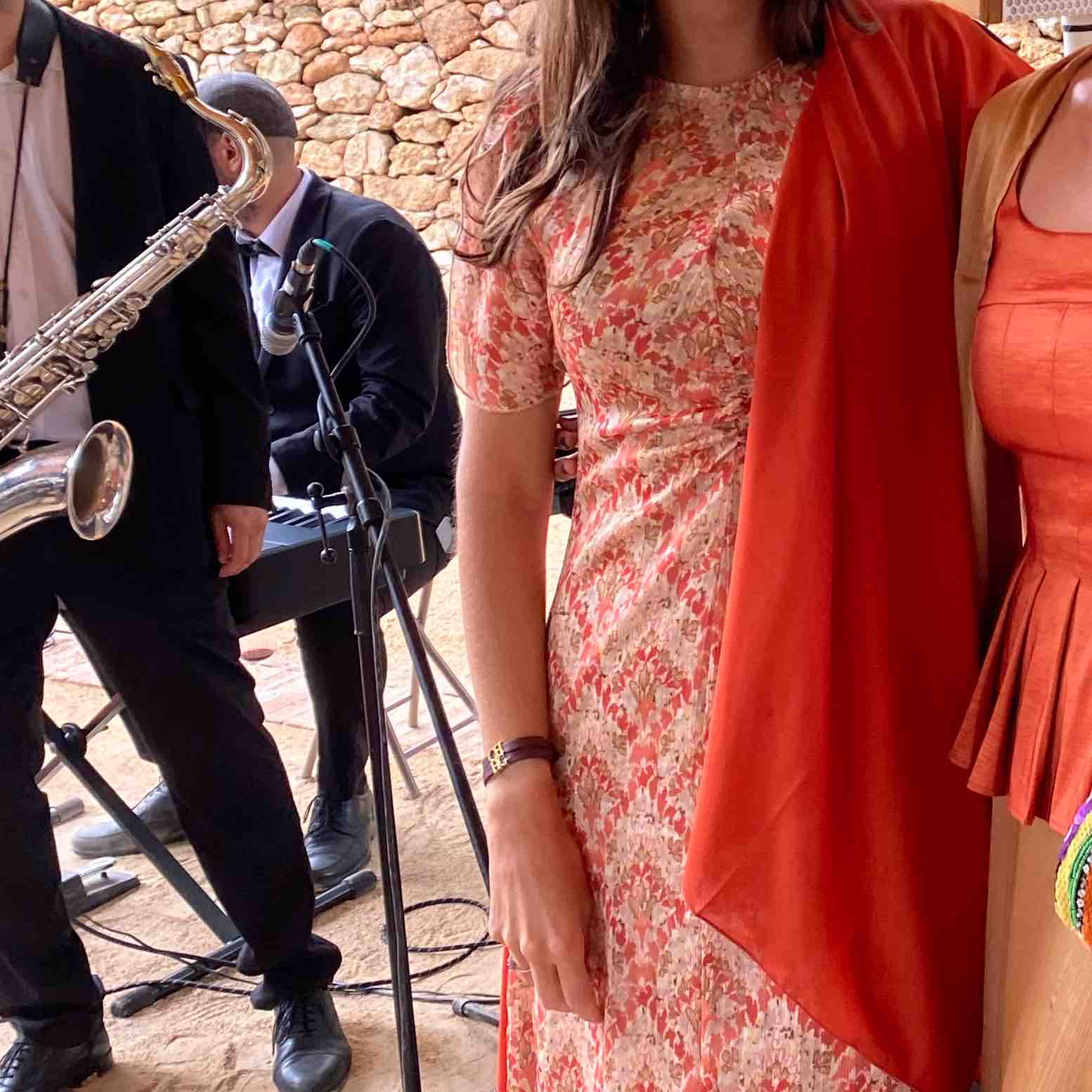 Alquiler Vestido con chal y broche para colgarlo | Jointy