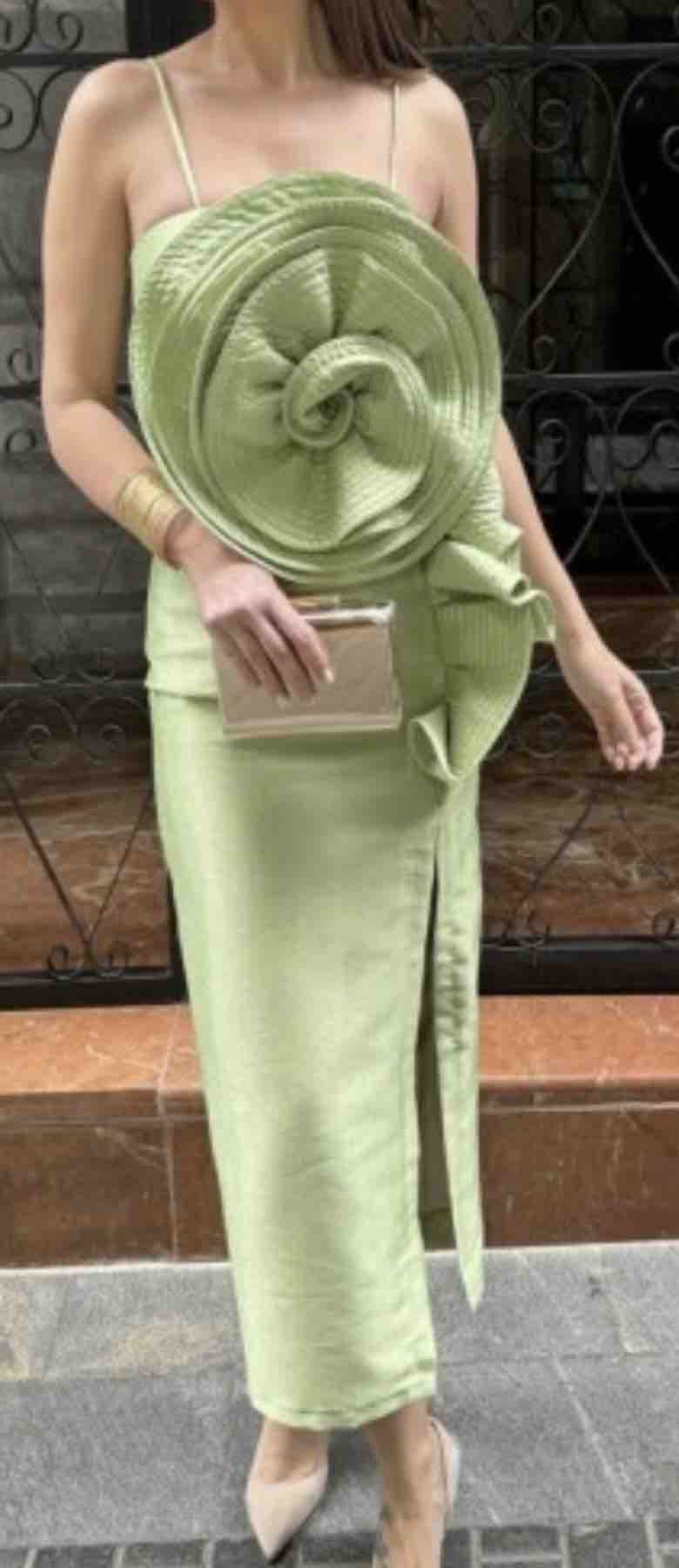 Alquiler Vestido verde con flor | Jointy