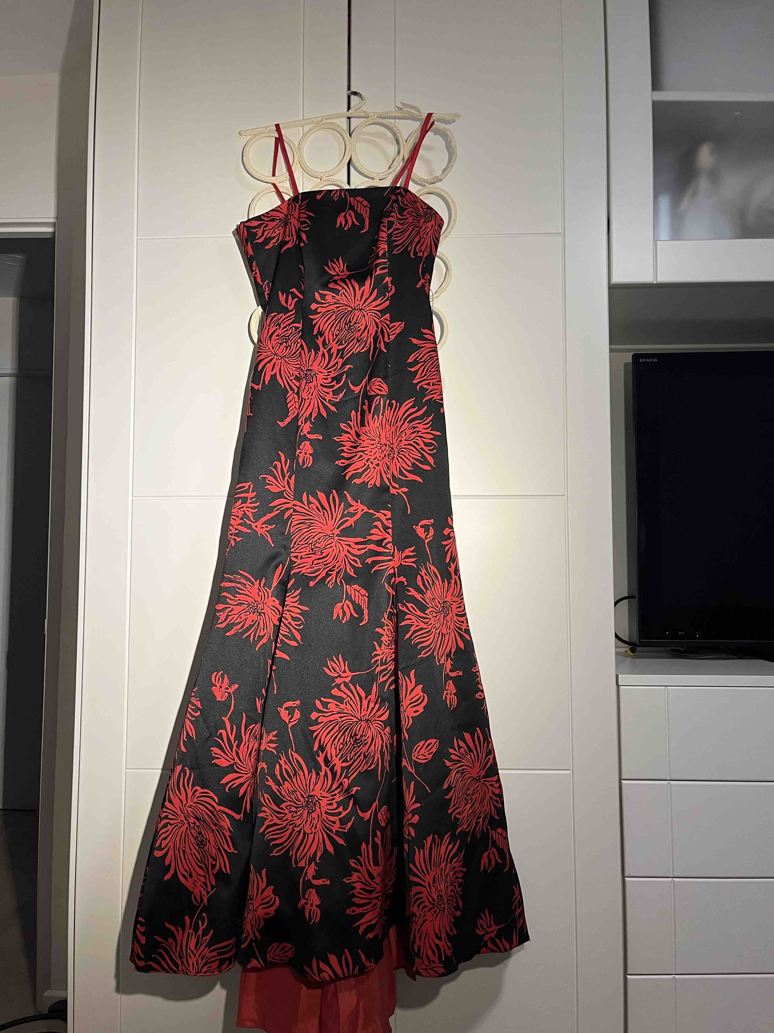 Alquiler Vestido flores vuelo | Jointy