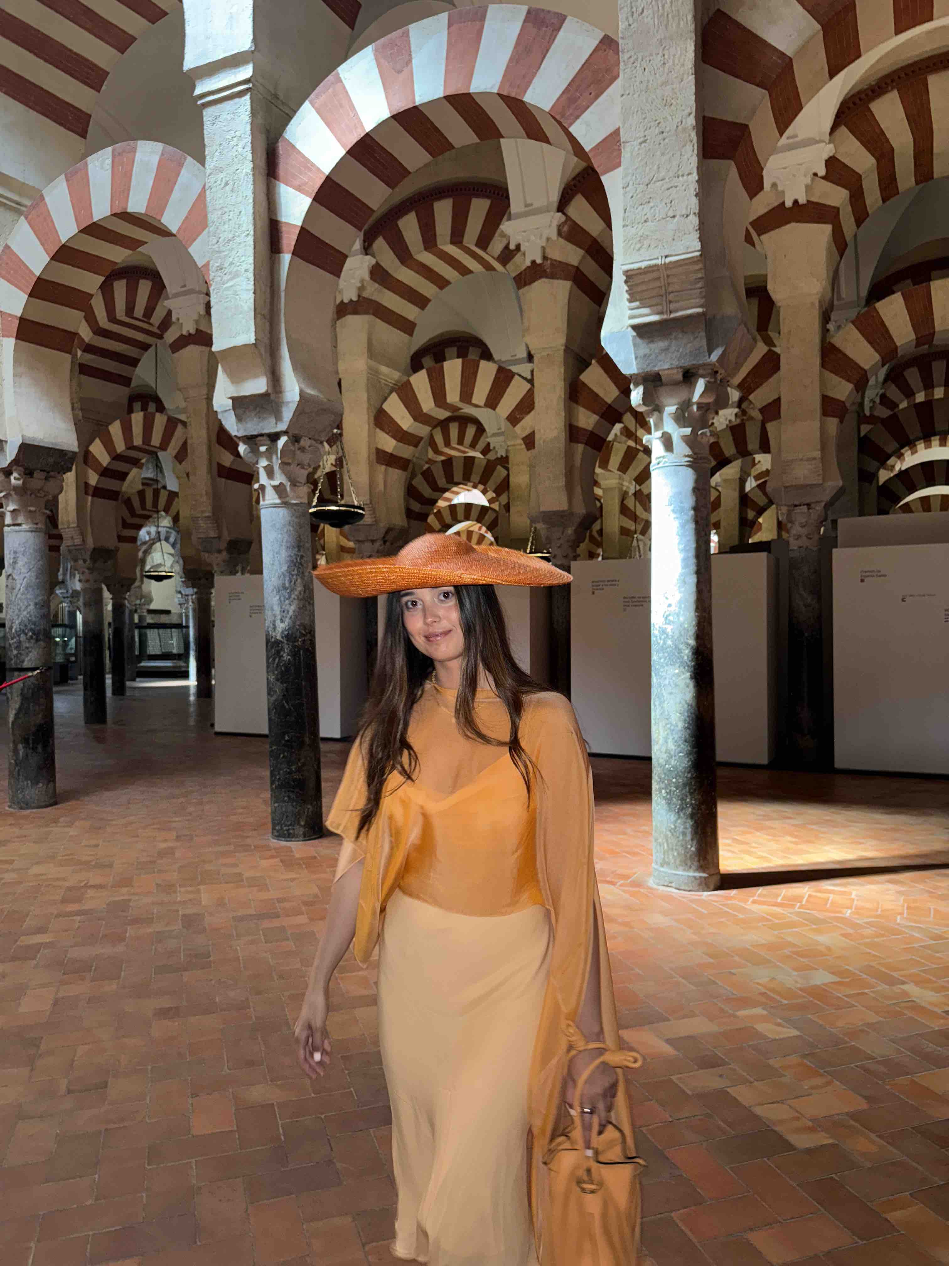 Alquiler Vestido con capa naranja/ Roberto Verino | Jointy