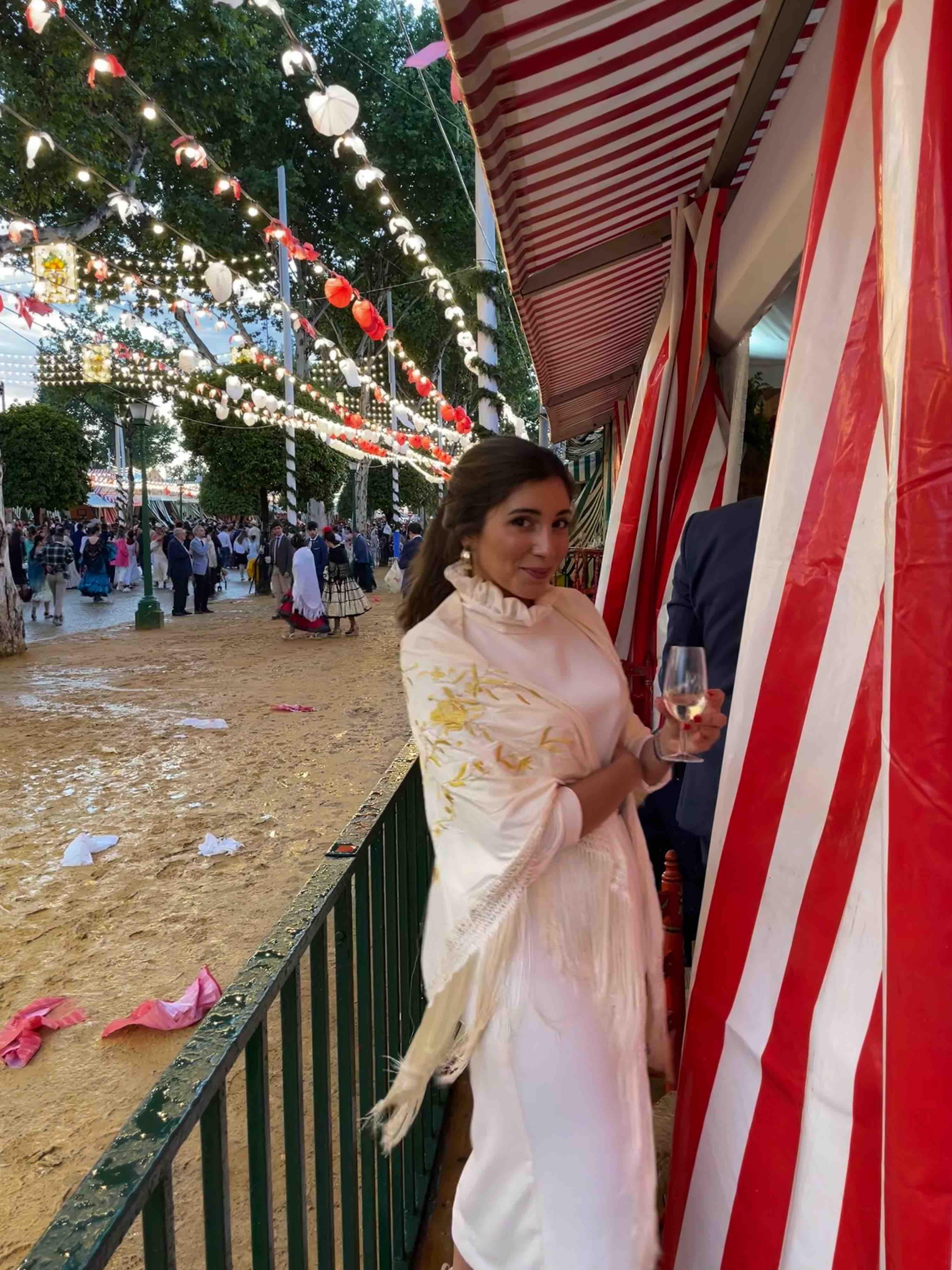 Alquiler Precioso vestido cuello crema | Jointy