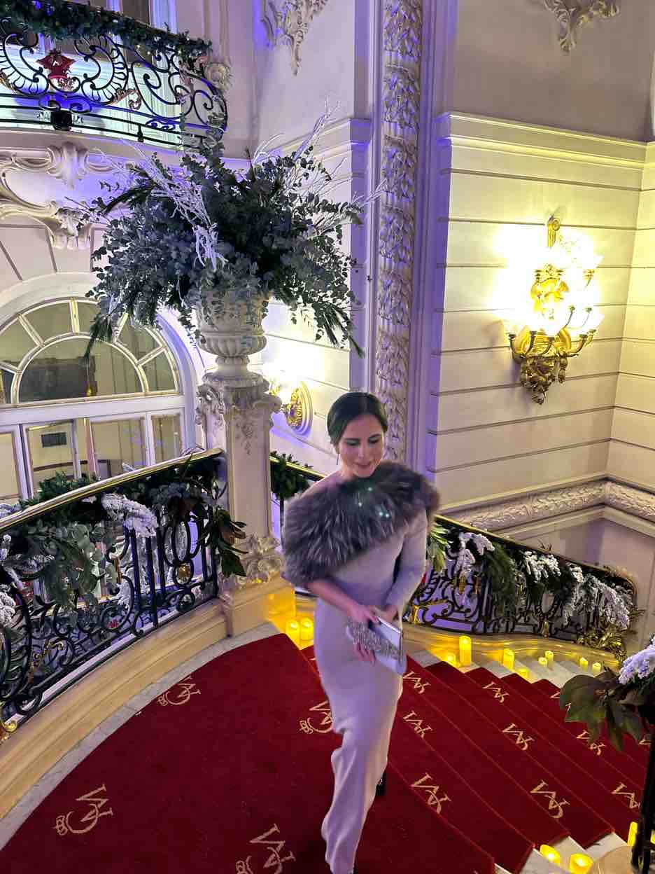 Alquiler Vestido de invitada gris - escote asimétrico | Jointy