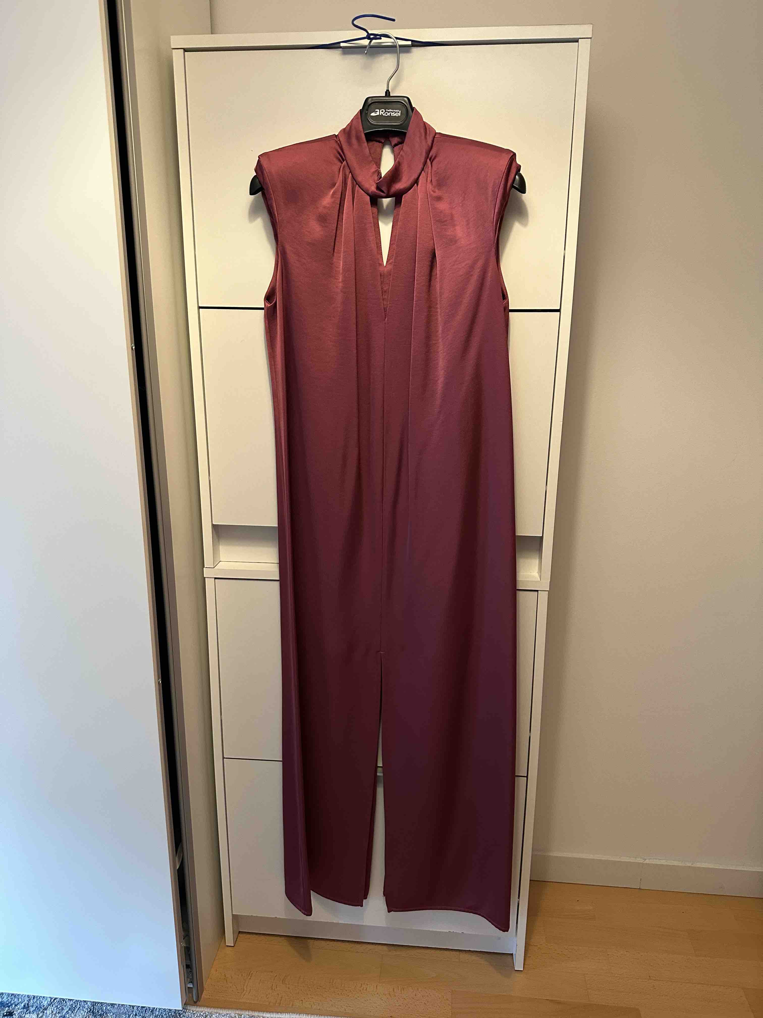 Alquiler Vestido sin mangas con hombreras | Jointy