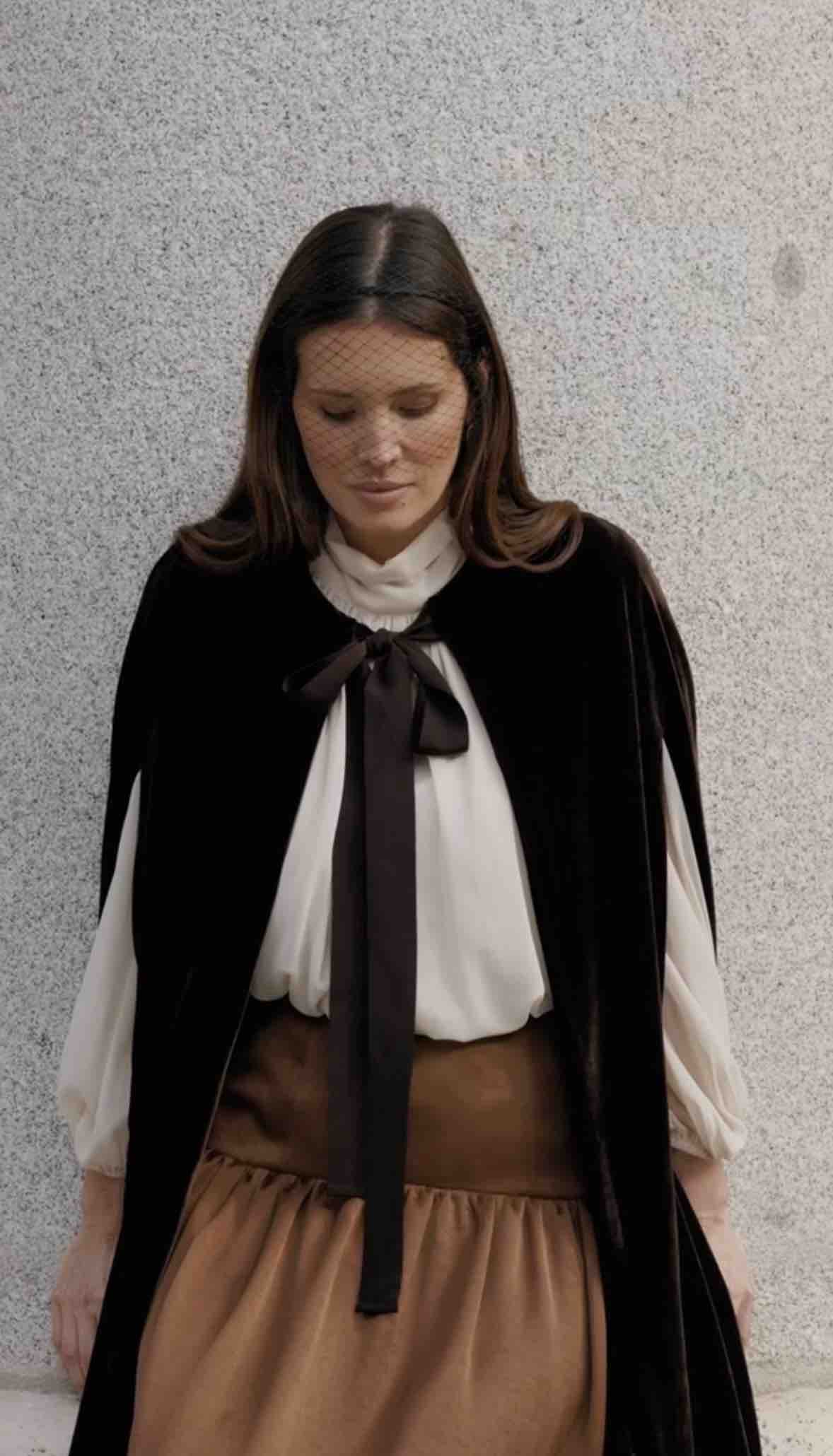 Alquiler Capa terciopelo Bruna | Jointy