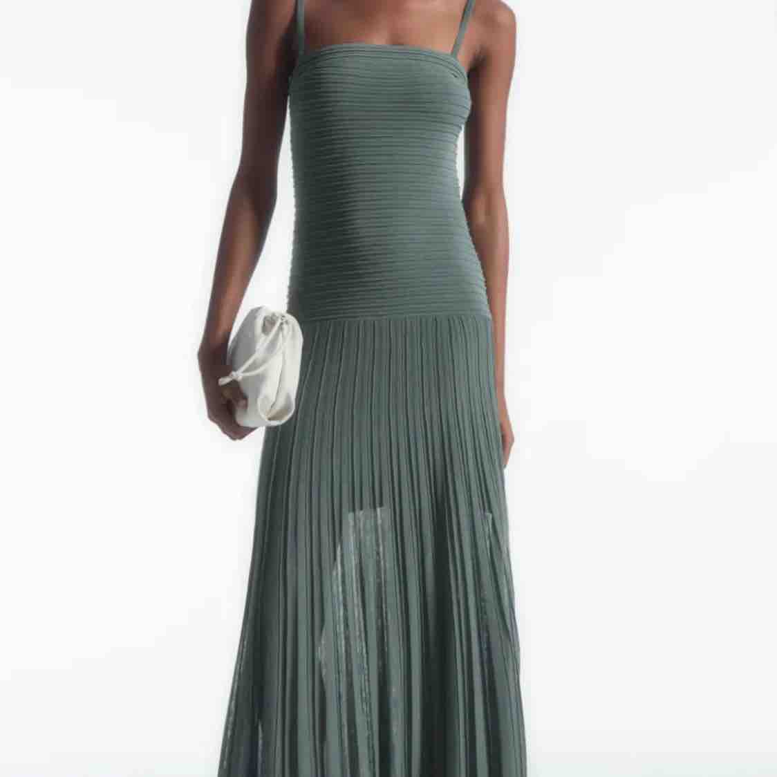 Alquiler Vestido Cos plisado | Jointy