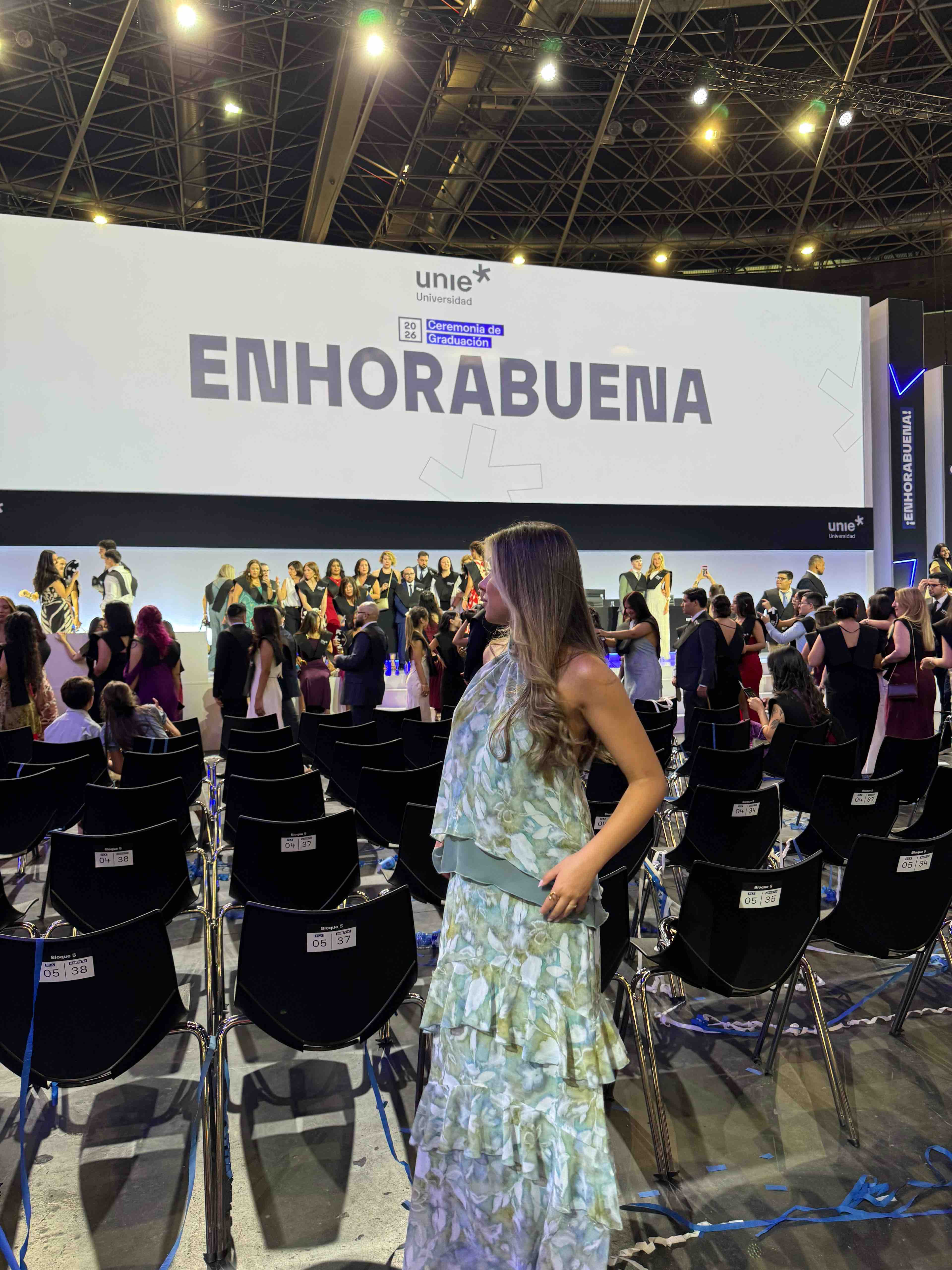 Alquiler Conjunto de falta y top boda/gradu/evento the are | Jointy