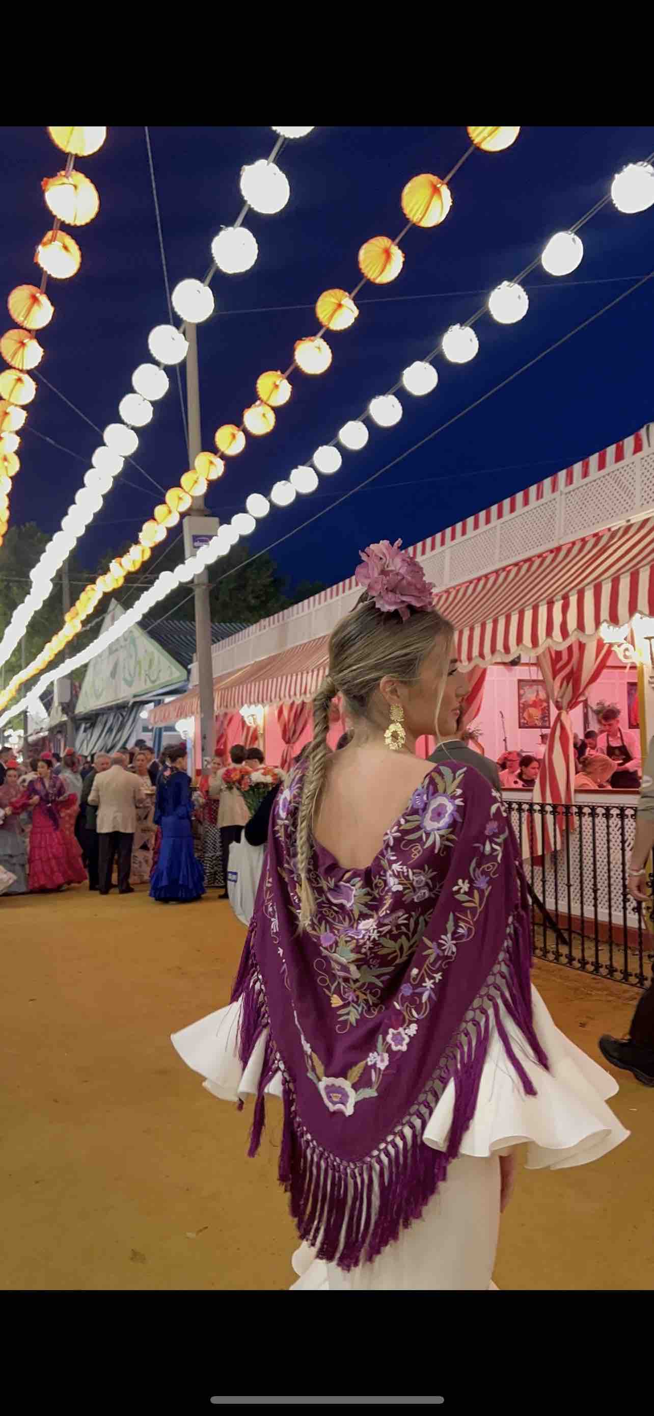 Alquiler Mantón morado flamenca | Jointy