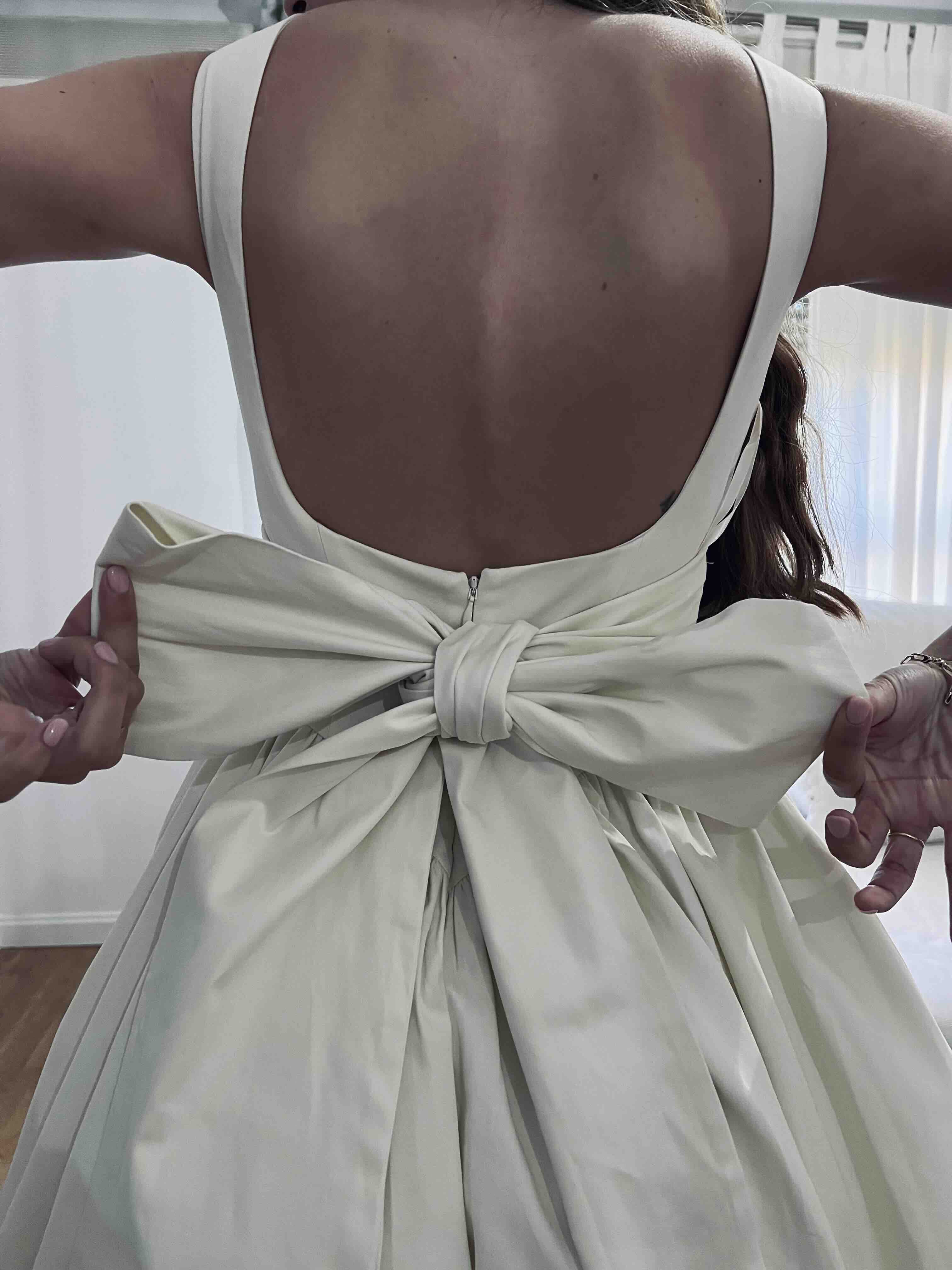 Alquiler Vestido blanco corto con lazo | Jointy