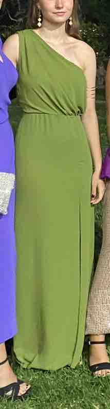 Alquiler Vestido largo asimetríco verde oliva con apertura en la pierna | Jointy