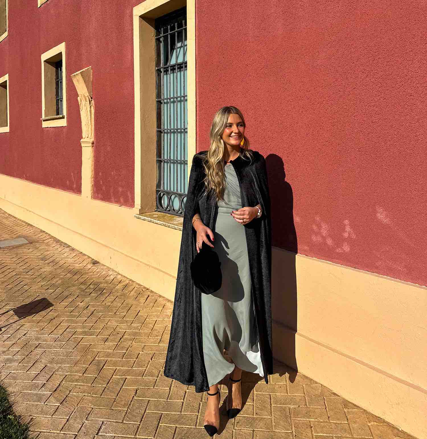 Alquiler Vestido y capa Coosy | Jointy