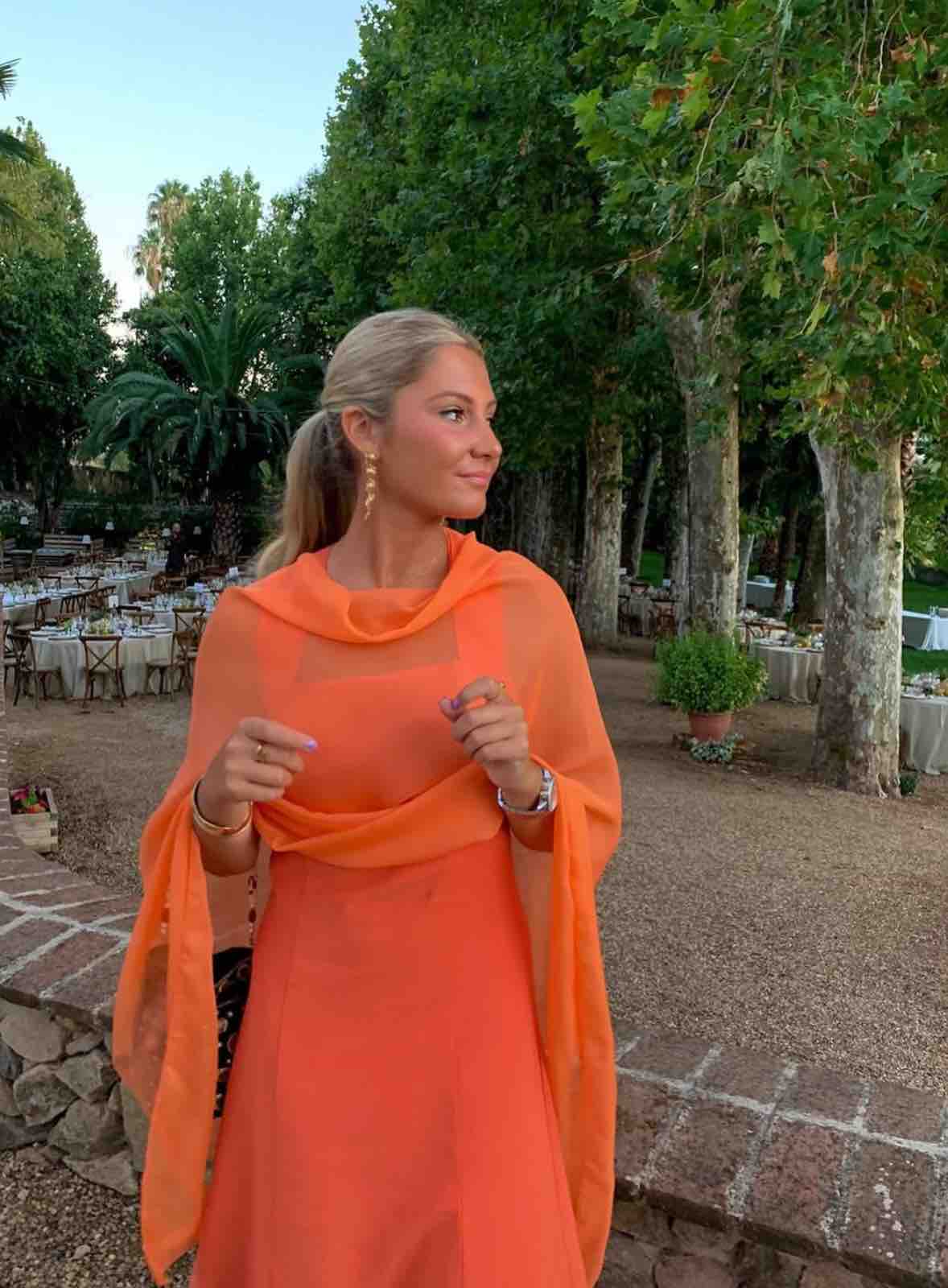 Alquiler Vestido y capa naranja | Jointy