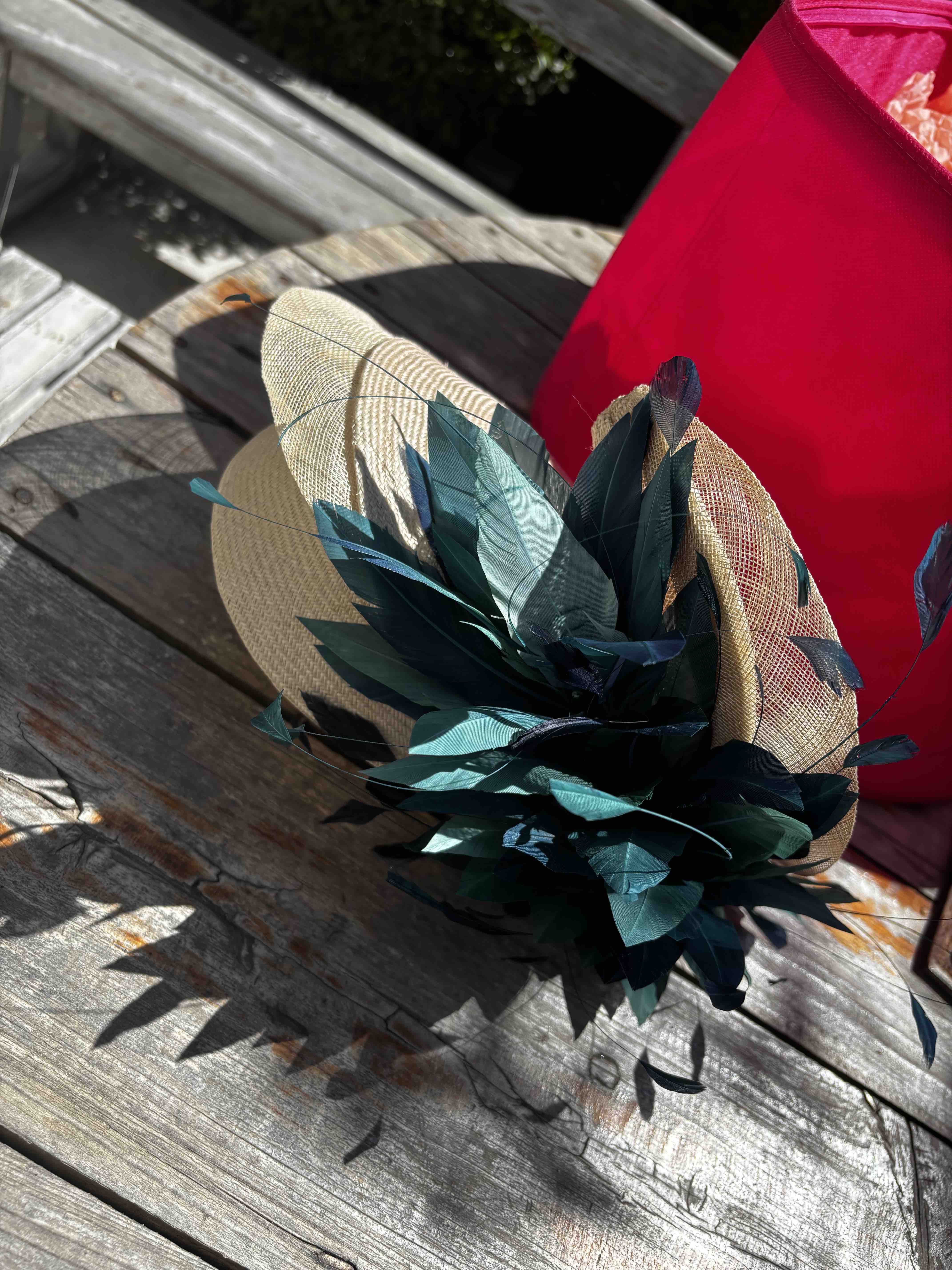 Alquiler Tocado beige con plumas verde esmeralda Mimoki | Jointy