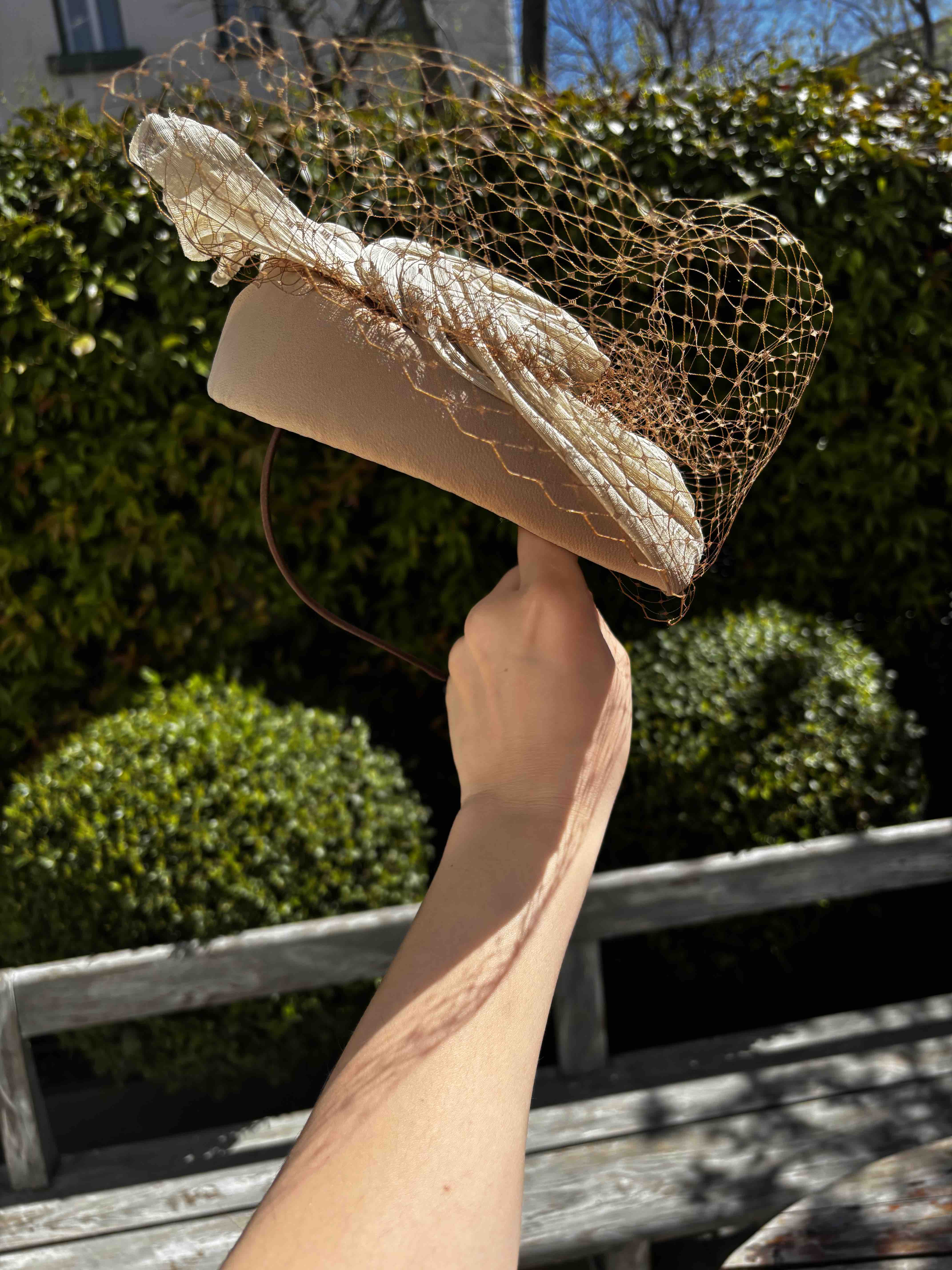 Alquiler Tocado Mimoki nude con velo y lazo estructurado | Jointy