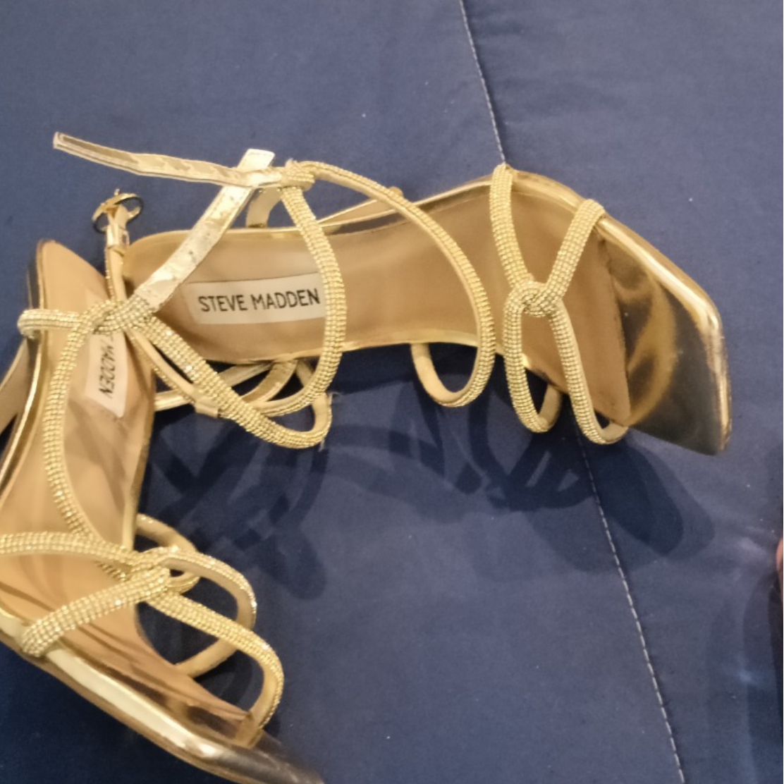 Alquiler Sandalias tacón doradas | Jointy