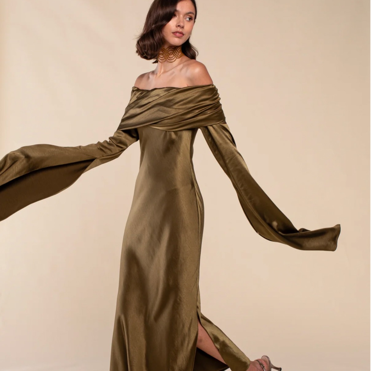 Alquiler Vestido Silvana Verde Oliva - Elena Moore | Jointy