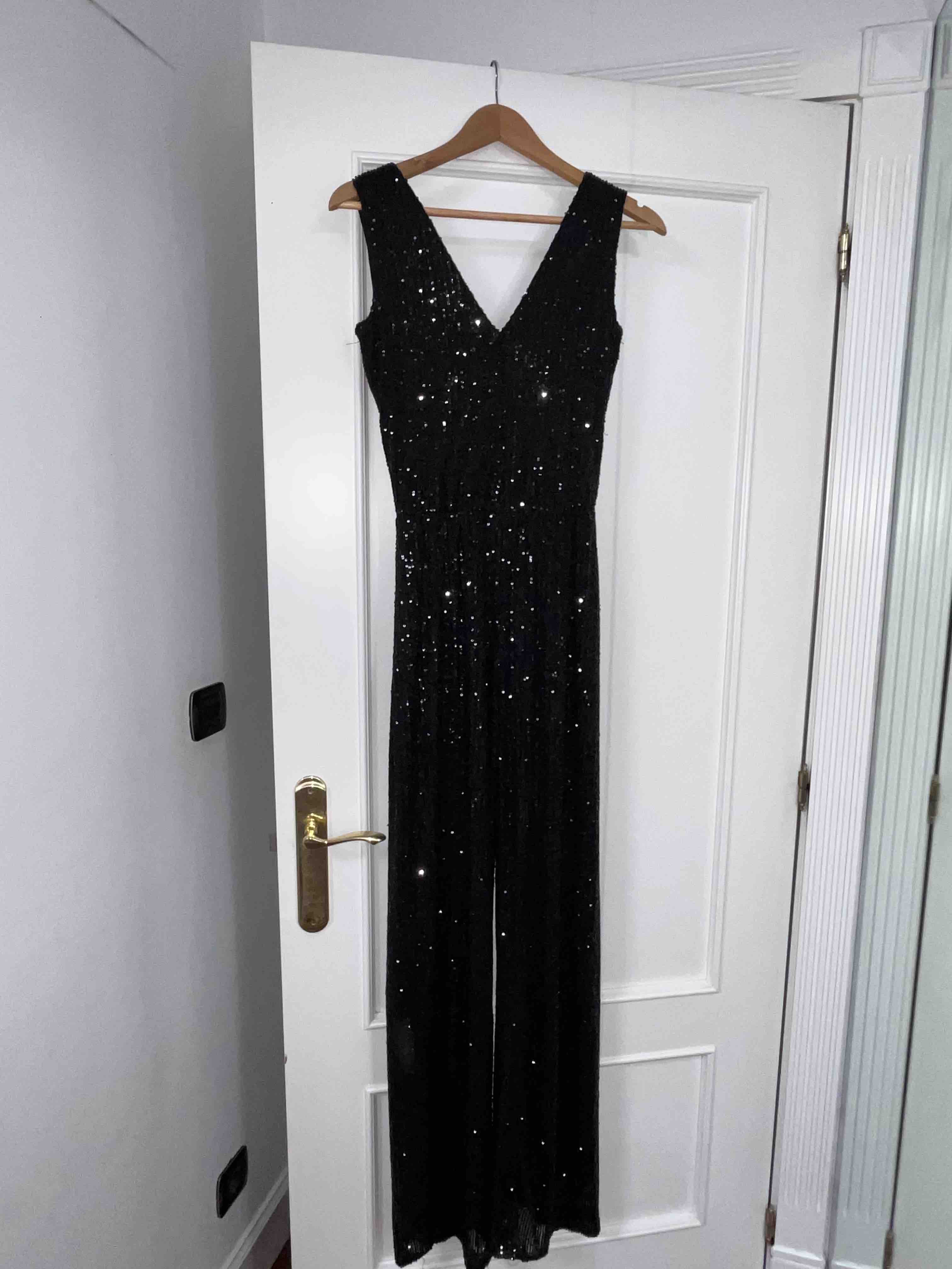 Alquiler Mono negro de lentejuelas elegante con escote en V | Jointy