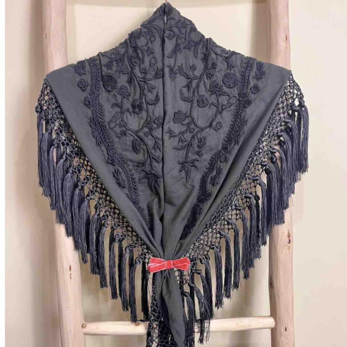 Alquiler Mantón flamenca | Jointy