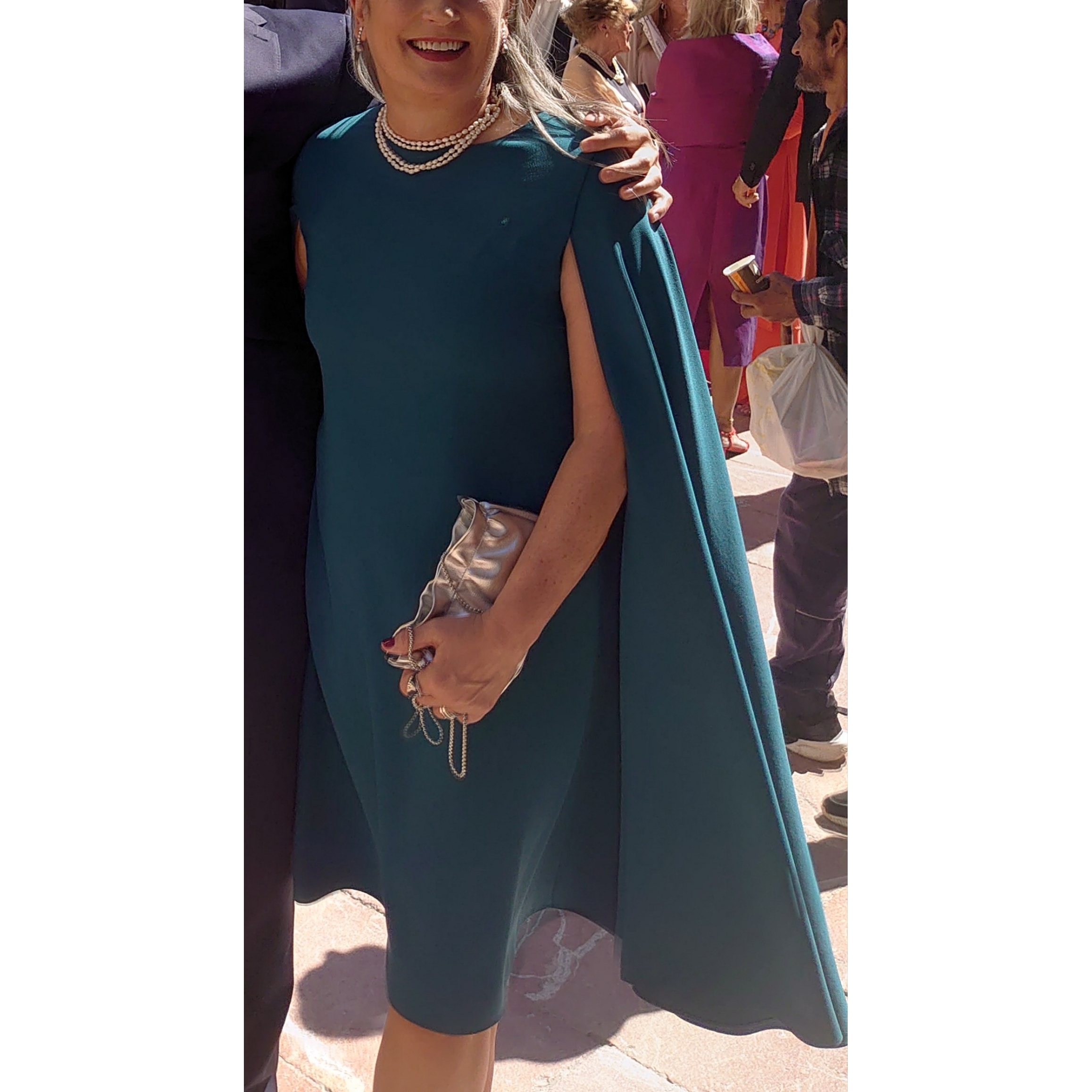 Alquiler vestido de invitada con capa | Jointy